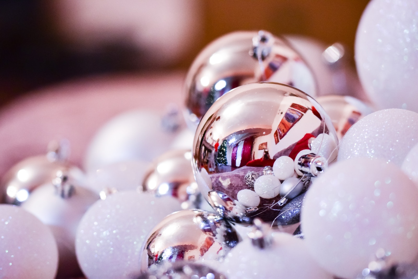 Photo par Dids Glossy Christmas bubbles decorating room during holidays